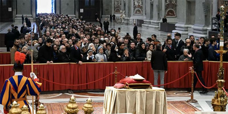 Des flots de fidèles à Rome en hommage à Benoît XVI 