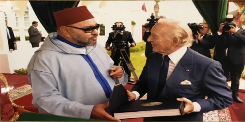 Othman Benjelloun remet au Roi un ouvrage sur l’histoire du Maroc