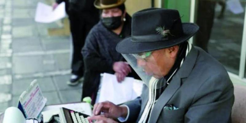 A La Paz, les écrivains publics résistent au temps