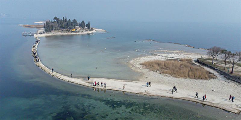 Un îlot du lac de Garde, symbole de la sécheresse en Italie 