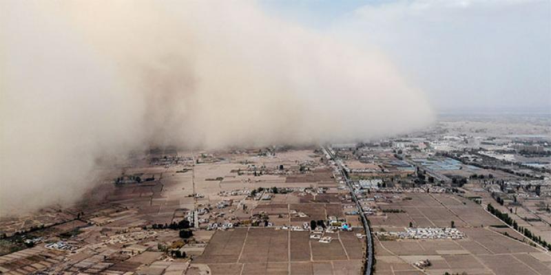 Une immense tempête de sable «avale» une ville en Chine