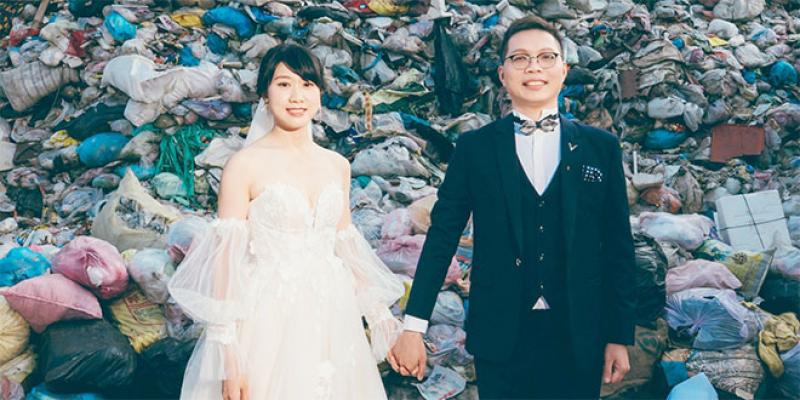 Taïwan/Pollution: Une photo de mariage devant des ordures 