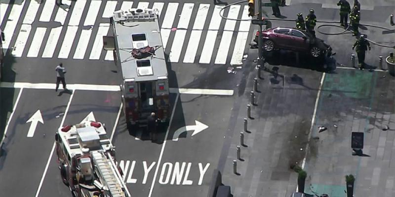 New York : un véhicule fonce dans la foule à Times Square