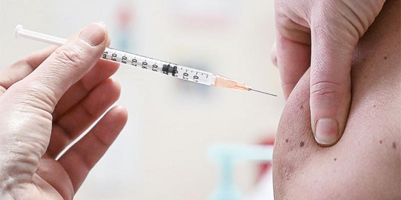 Vaccins: Bruxelles défend sa stratégie